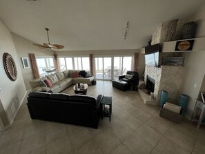 スマートテレビ、テレビゲーム、書斎 / ワークスペース