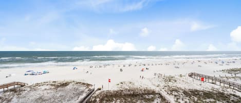 På stranden och vit sandstrand