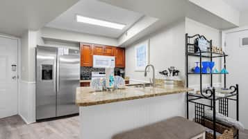 Appartamento familiare, 2 camere da letto, balcone, di fronte alla spiaggia | Cucina privata | Frigorifero, microonde, forno, piano cottura
