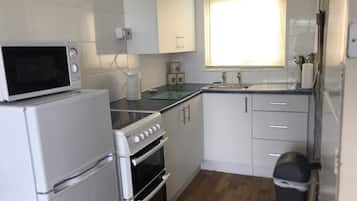 Chalet | Private kitchen | Fridge, microwave, oven, stovetop