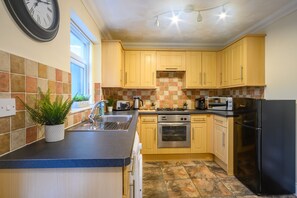 House | Private kitchen - Merriott House by Tŷ SA (Newport)