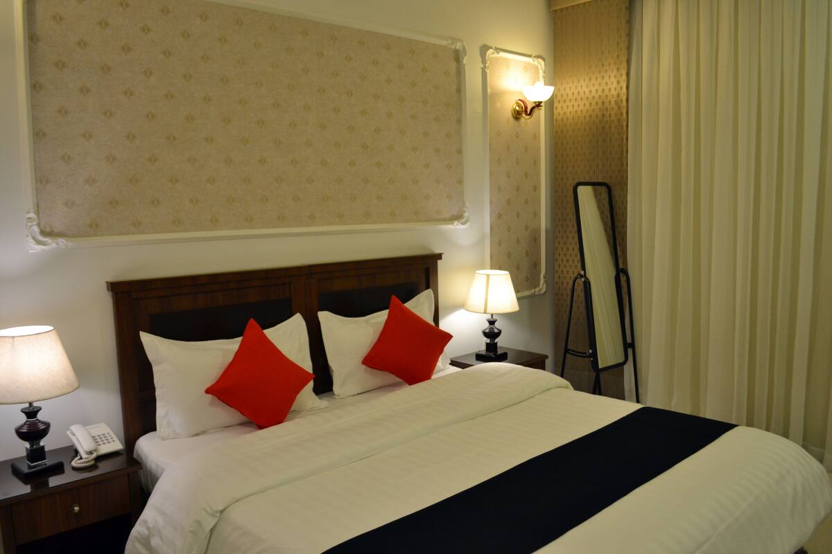 Hypo-allergenic bedding available, minibar (free items), soundproofing