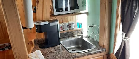 Jääkaappi, mikroaaltouuni, kahvin-/teenkeitin, talouspaperi