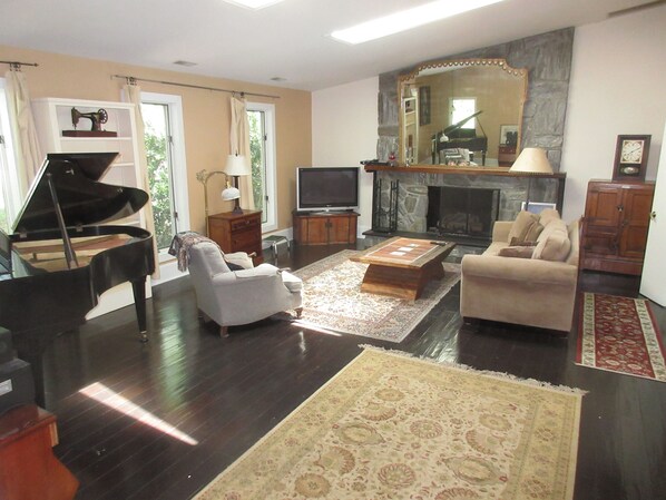 Smart TV, chimenea, reproductor de DVD y futbolito 