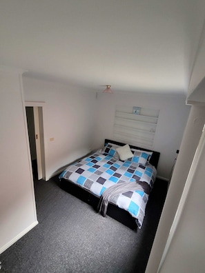 4 bedrooms, WiFi, bed sheets