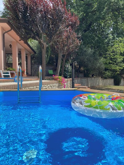 House surrounded by oak trees, ideal for families who like to relax.