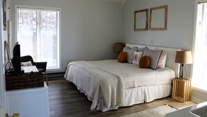 Ein Schlafzimmer mit einem großen Bett, einem Schreibtisch und einem Stuhl.