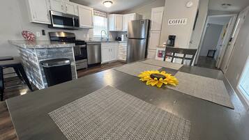 Jääkaappi, mikroaaltouuni, uuni, liesi