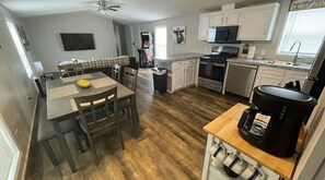 Jääkaappi, mikroaaltouuni, uuni, liesi