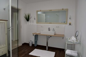 Towels, soap, toilet paper - Magnificent distant view (Battenberg (Pfalz))