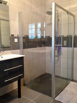 Dusche, Haartrockner, Handtücher