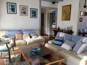 Een televisie en een open haard