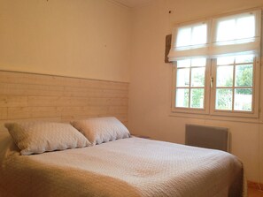 4 slaapkamers, een strijkplank/strijkijzer, gratis wifi, beddengoed