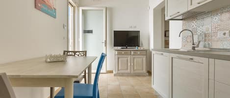 Appartement | Cuisine privée | Réfrigérateur, micro-ondes, four, plaque de cuisson