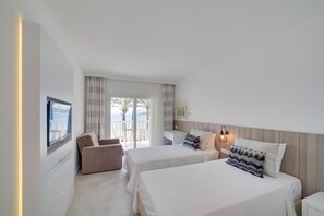Comfort kamer, 1 twee- of 2 eenpersoonsbedden, uitzicht op zee, aan het strand | Een minibar, een kluis op de kamer, gratis wifi, beddengoed