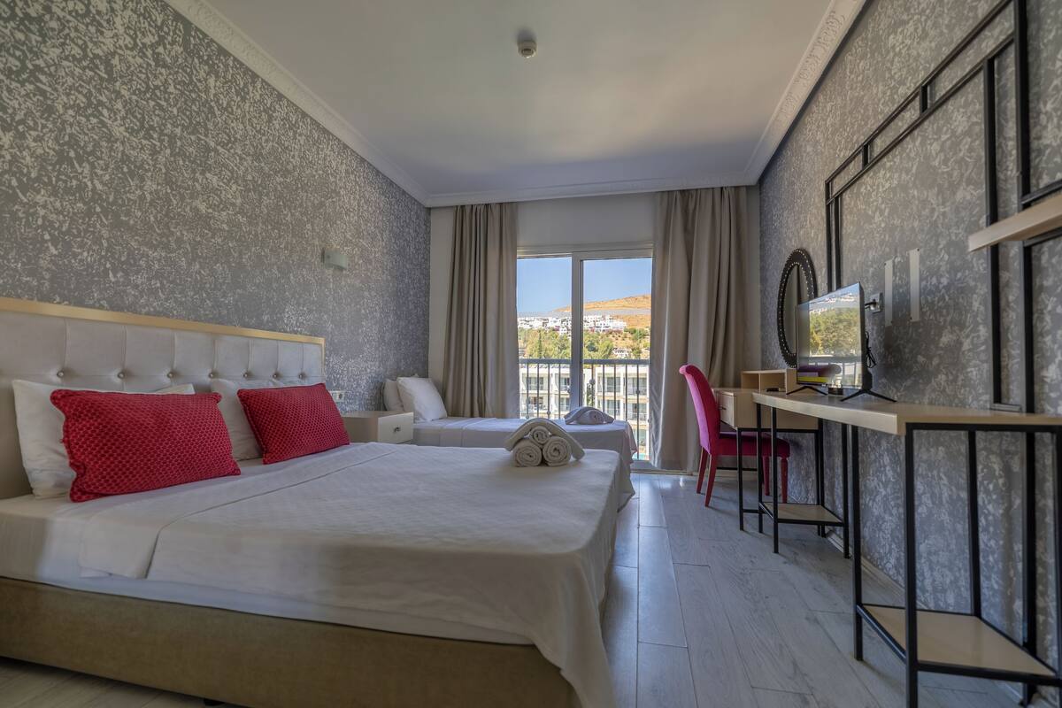 Minibar, caixa forta a l'habitació, escriptori i roba de llit 