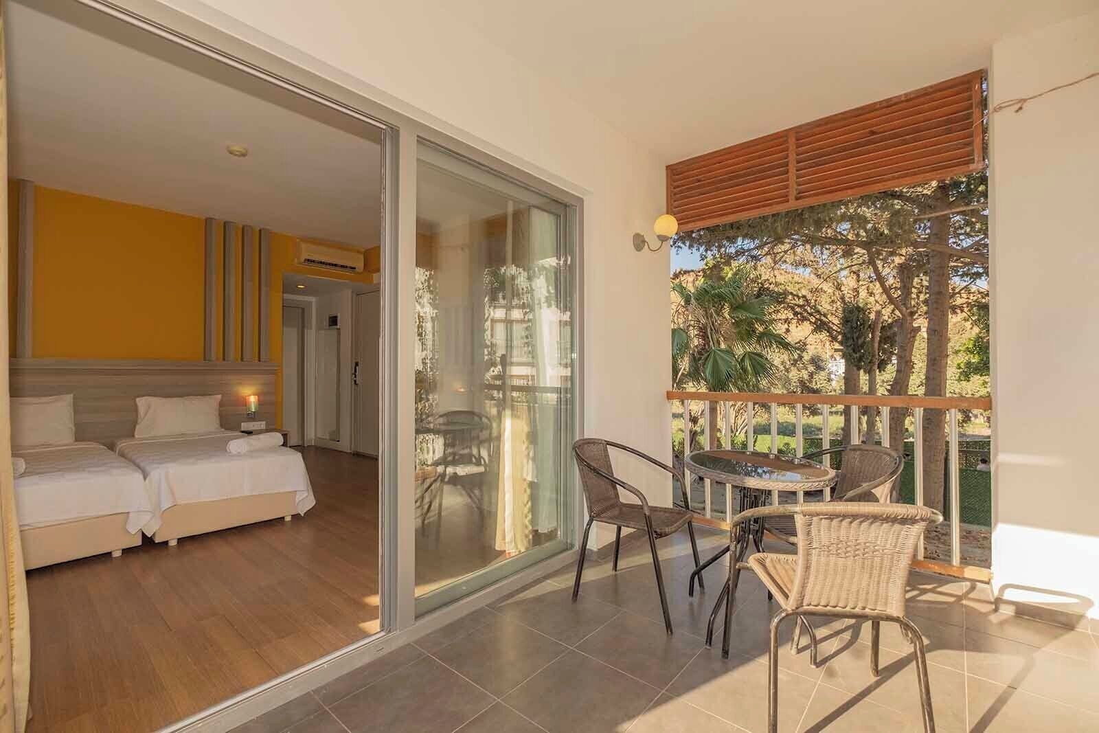 Quarto família, vista para a piscina | Frigobar, cofres nos quartos, escrivaninha, roupa de cama