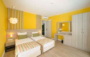 Habitación familiar, vista a la alberca | Minibar, caja de seguridad en la habitación, escritorio y ropa de cama 