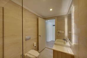Pancuran mandi, pengering rambut, sabun, syampu 