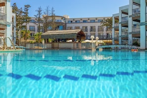 Family Suite Room with Pool Connection | 迷你吧、房內夾萬、書桌、床單