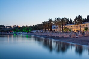 Aan een privéstrand, een strandbar