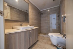 Kamar Keluarga | Kamar mandi | Shower, pengering rambut, sabun, dan sampo