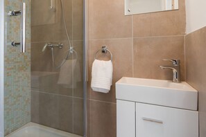Separate bathtub and shower, hair dryer, towels, soap - Villa Verboscana (Jelsa)