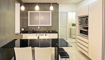 Apartamento família | Banheiro | Chuveiro, toalhas de banho