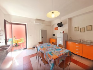 Kühlschrank, Ofen, Herdplatte, Wasserkocher mit Kaffee-/Teezubehör