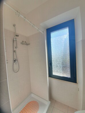Towels, toilet paper - Apartment a stone's throw from the sea (Cala Gonone)