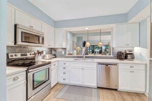 Refrigerador, microondas, horno y parrilla de estufa 