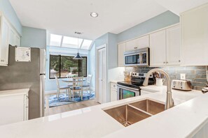 Refrigerador, microondas, horno y parrilla de estufa 