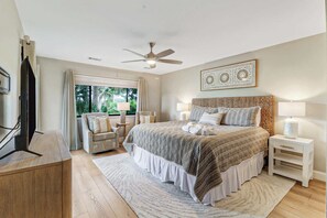 2 chambres, bureau, fer et planche à repasser, lit de bébé portatif