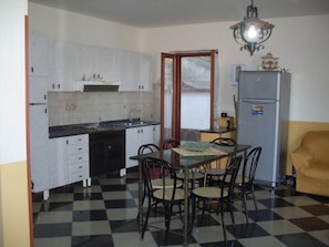 Réfrigérateur, grille-pain