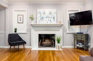 TV connectée, livres, espaces bureaux, écrans d'ordinateur