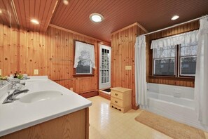 Ensemble douche/baignoire, sèche-cheveux, serviettes fournies, savon