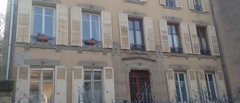 المنشأة من الخارج