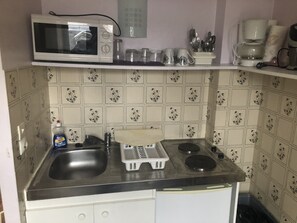 Réfrigérateur, micro-ondes, four, cafetière/bouilloire