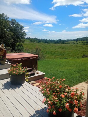 Terrace/patio - The Lodge @ Stormy Mountain Ranch Close drive to Emience and surrounding springs (Birch Tree)