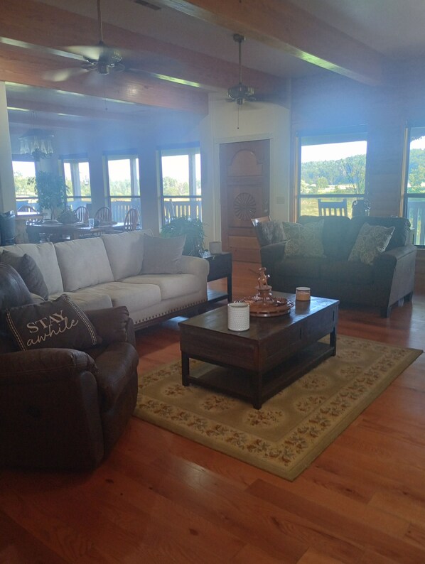 Smart-TV, Kamin, Bücher, Drucker