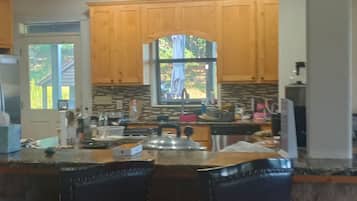 冰箱、微波炉、烤箱、炉灶