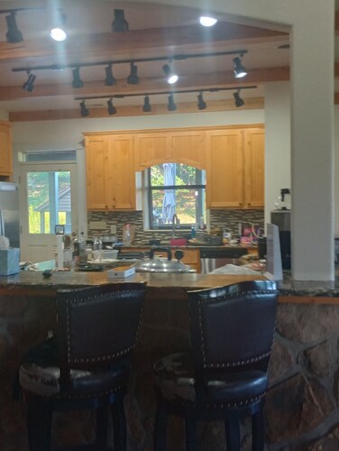 The Lodge @ Stormy Mountain Ranch Close drive to Emience and surrounding springs