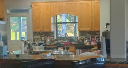 The Lodge @ Stormy Mountain Ranch Close drive to Emience and surrounding springs