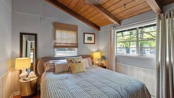 2 bedrooms, travel cot, free WiFi, bed sheets