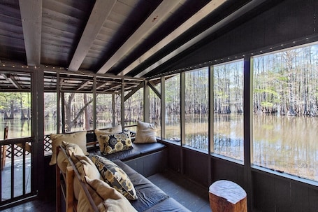 Áreas de la propiedad. Wake up right at the water’s edge at Emerald Cove—sip coffee from hammock chairs on the screened porch, then paddle beneath a canopy of cypress trees.