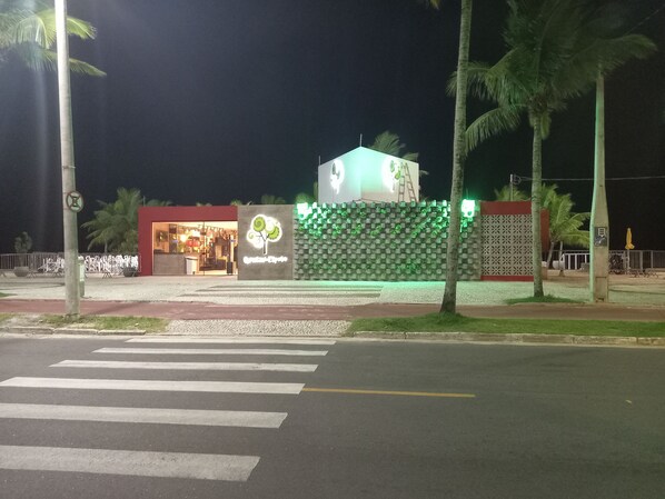 A building with a sign that reads "Spiritual Yoga." - Studio BeiraMar-Praia Grande, Aviação-Free 500MB WiFi  (Praia Grande)