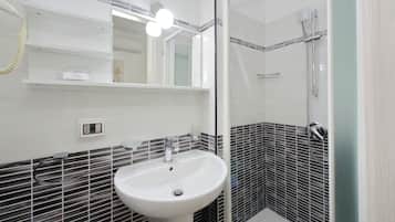 Comfort Triple Room | Bathroom | Shower, hair dryer, bidet, towels