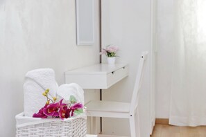 Comfort Triple Room | Premium bedding, desk, blackout drapes, iron/ironing board - B&B Giuly (Fiumicino)