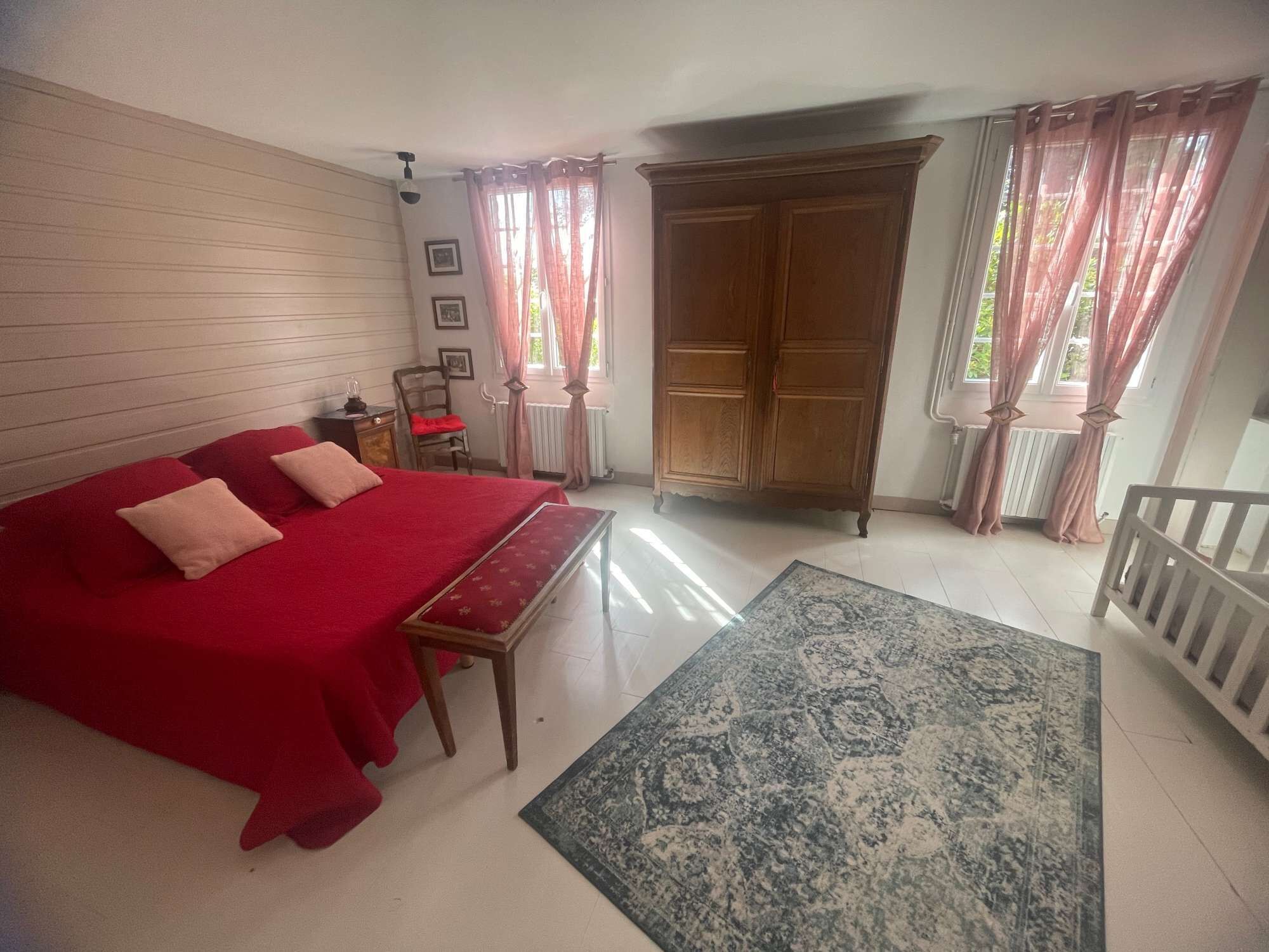 4 bedrooms, desk, iron/ironing board, WiFi
