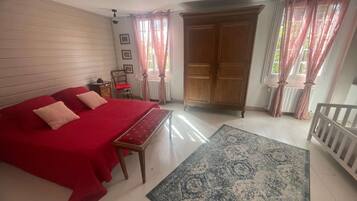 4 bedrooms, desk, iron/ironing board, WiFi